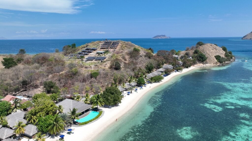 480 panel surya terpasang di Pulau Seraya Kecil, Labuan Bajo, mendukung operasional Sudamala Resort Seraya dengan energi terbarukan hingga 85 persen
