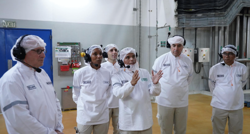 Stephanie Hart, Global Head of Operations Nestlé, bersama tim manajemen Nestlé Indonesia mengunjungi Pabrik Nestlé Karawang. Kunjungan ini menegaskan keselarasan pabrik dengan standar global Nestlé serta memperkuat komitmen Nestlé Indonesia terhadap kualitas, efisiensi, dan keberlanjutan.