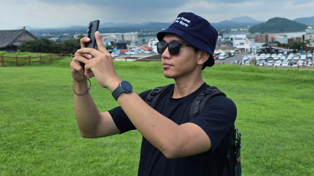 Dengan fitur-fitur seperti Live with Camera hingga Canvas, Gemini di Galaxy Z Fold7 | Z Flip7 memudahkan Dimas Ramadhan bikin konten sambil traveling